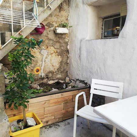 Charmant appartement en centre-ville médiéval Gigean Esterno foto