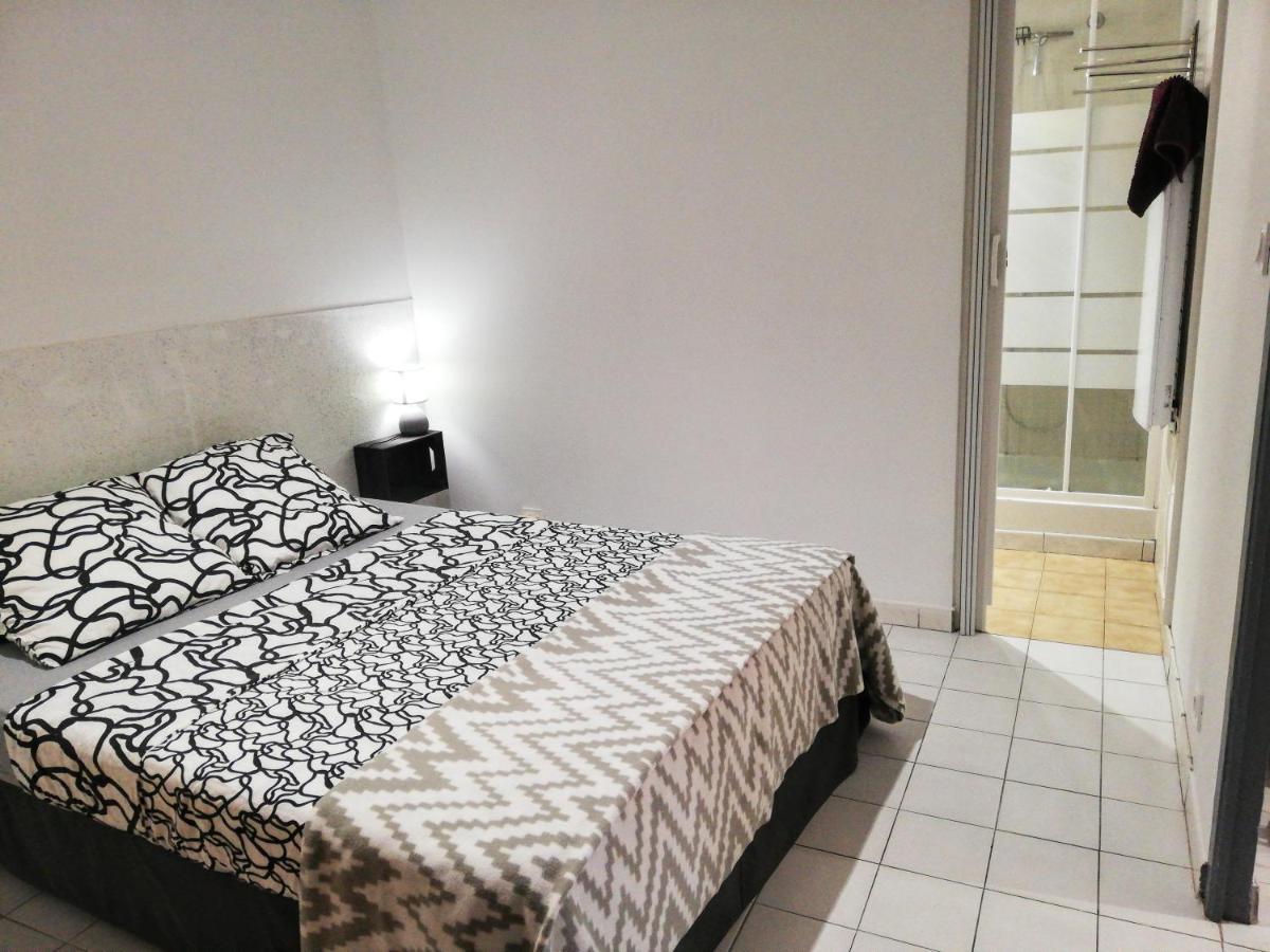 Charmant appartement en centre-ville médiéval Gigean Esterno foto