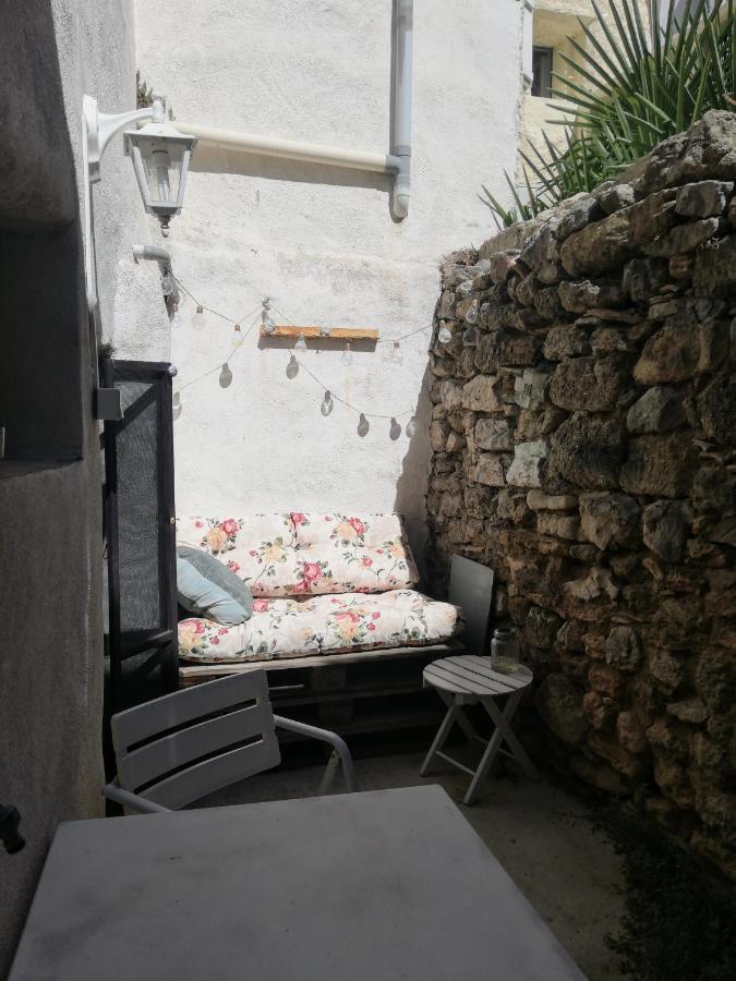 Charmant appartement en centre-ville médiéval Gigean Esterno foto