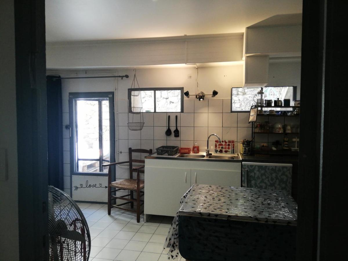 Charmant appartement en centre-ville médiéval Gigean Esterno foto