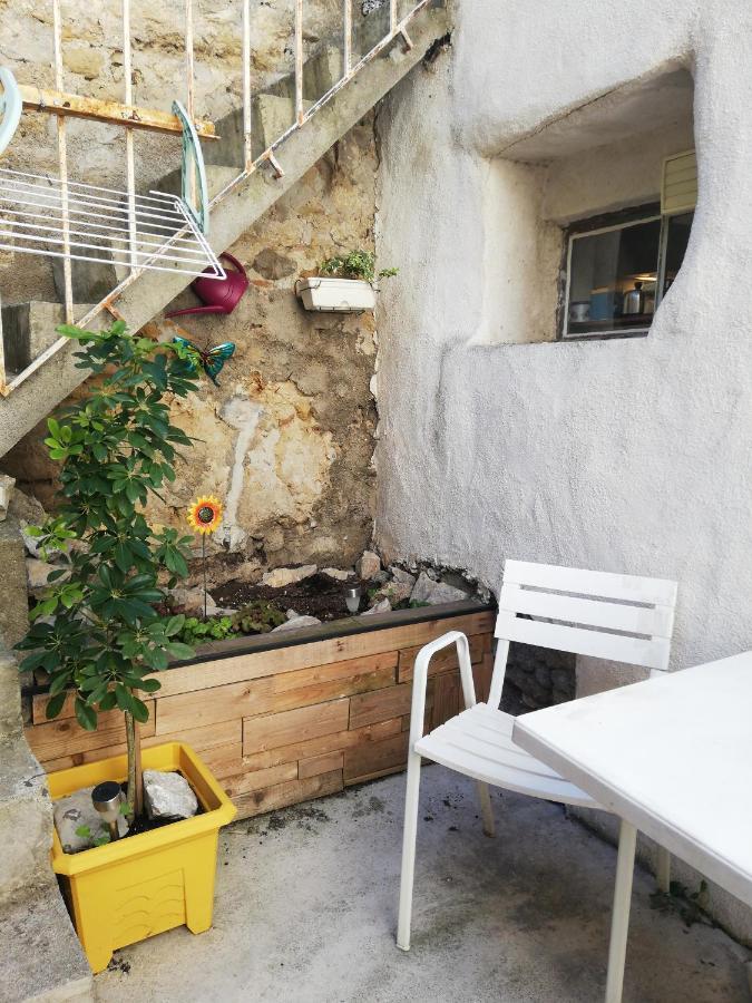 Charmant appartement en centre-ville médiéval Gigean Esterno foto