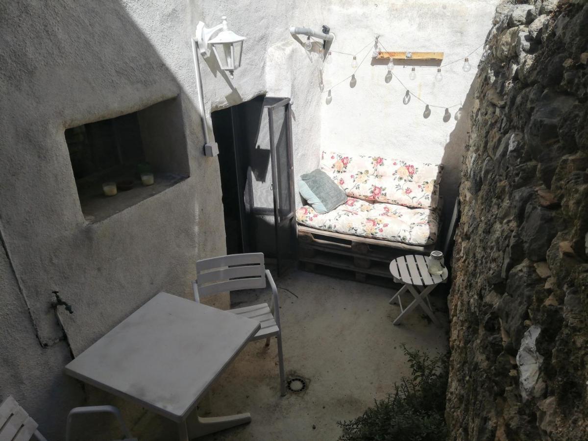 Charmant appartement en centre-ville médiéval Gigean Esterno foto
